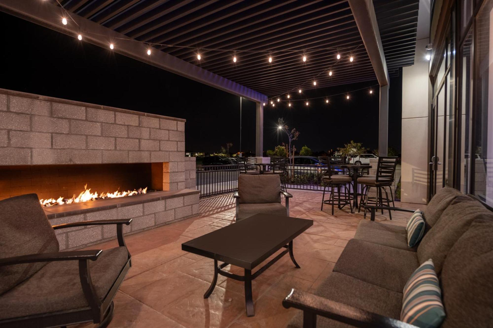 Holiday Inn Express & Suites - Gilbert - Mesa Gateway Airport Exterior foto